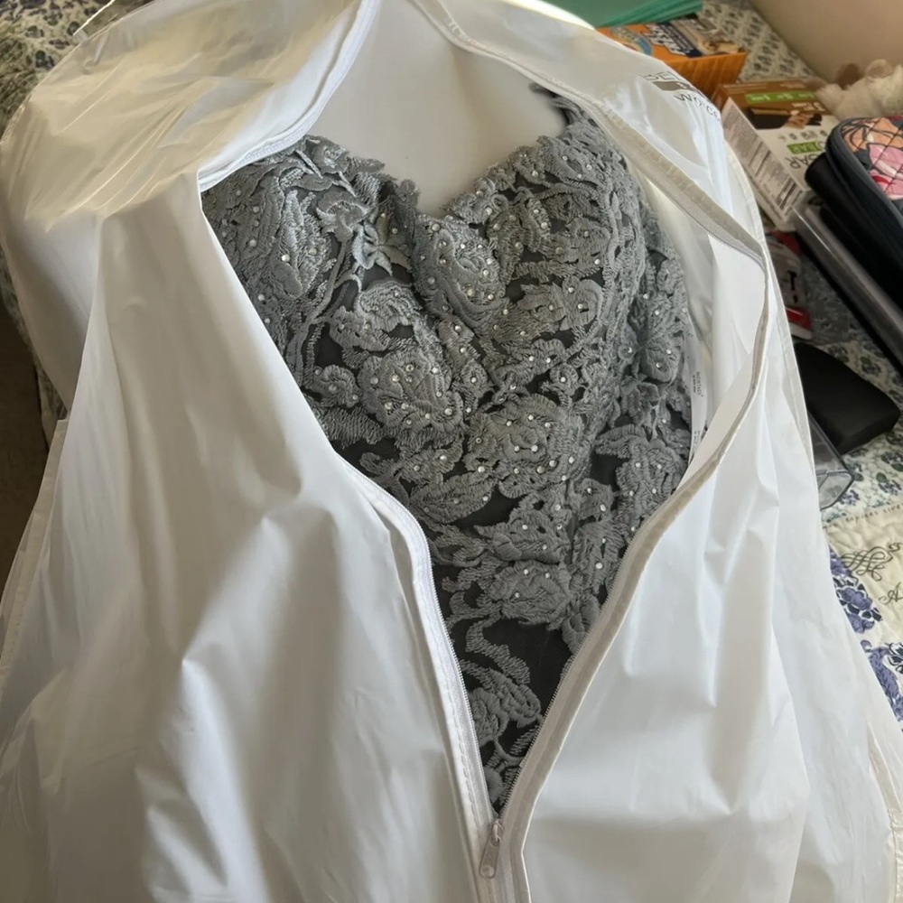 Montauge by Mon Cheri. Size 14

Brand new, never worn. Has a shawl. Very elegant